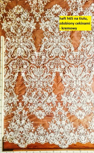h65 haft na tiulu kremowy zdobiony cekinami.jpg